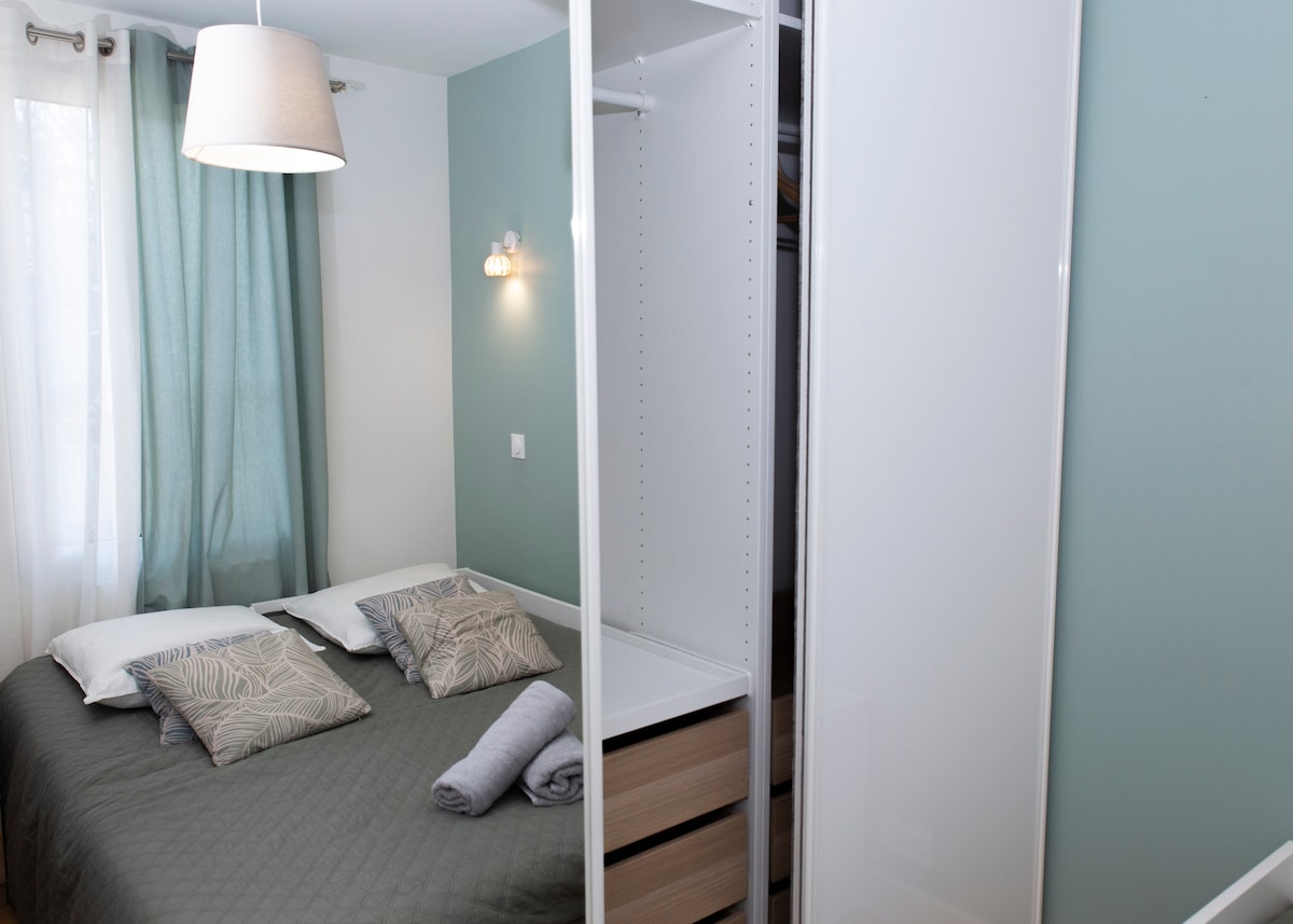 Chambres — Chambre moderne avec lit double et miroir