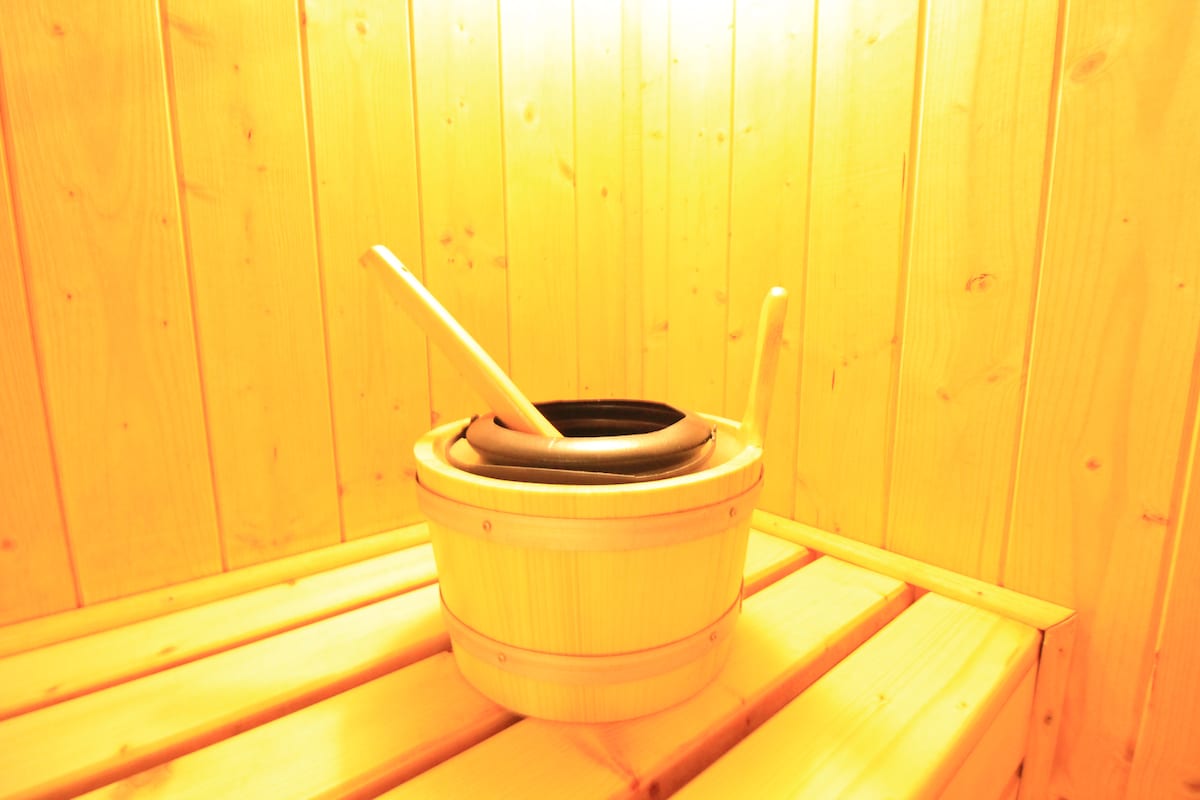 Et aussi — Intérieur sauna avec seau et louche