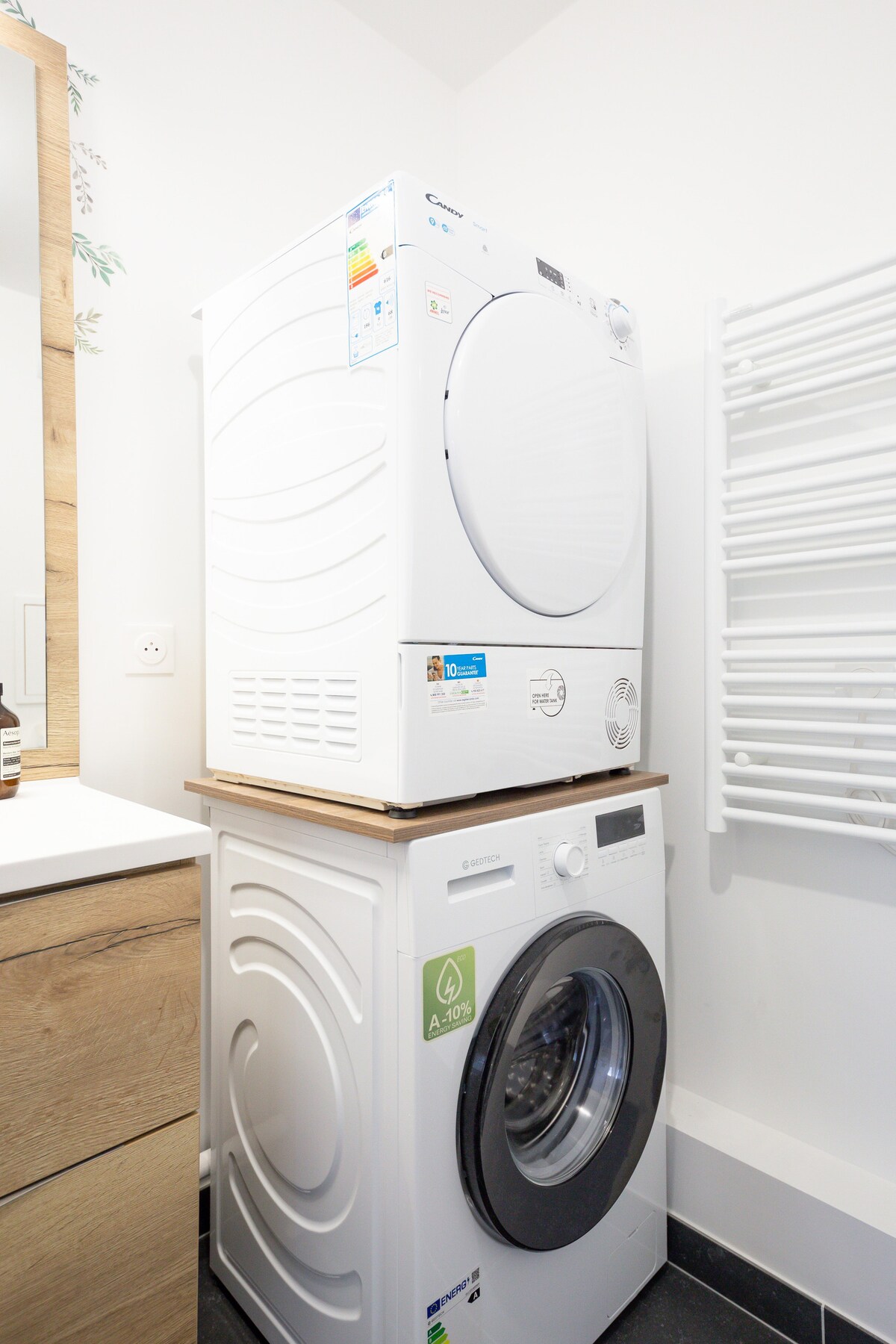 Et aussi — Buanderie compacte, blanc épuré, rangement vertical efficace