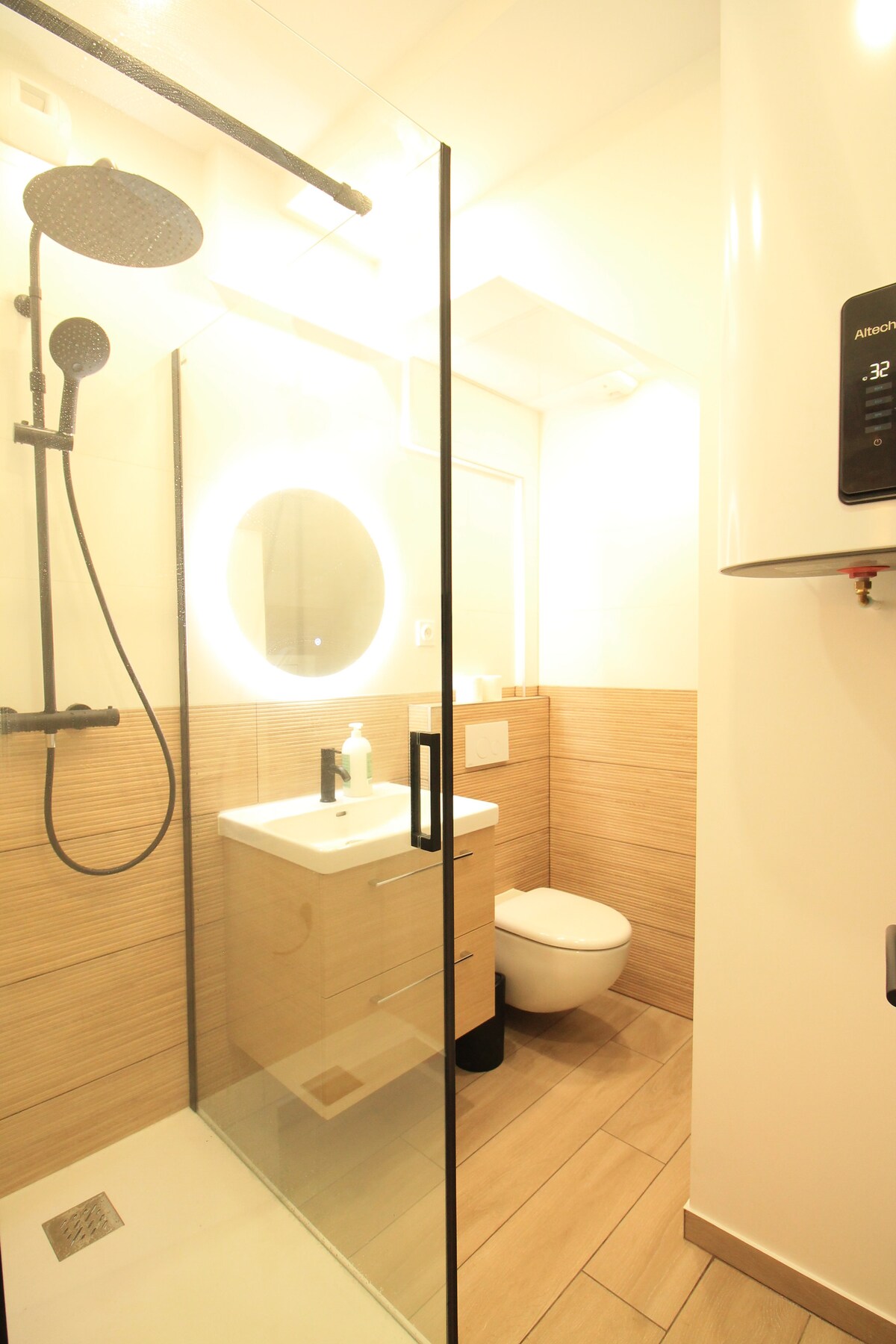 Salle de bain — Salle de bain moderne avec douche et toilettes
