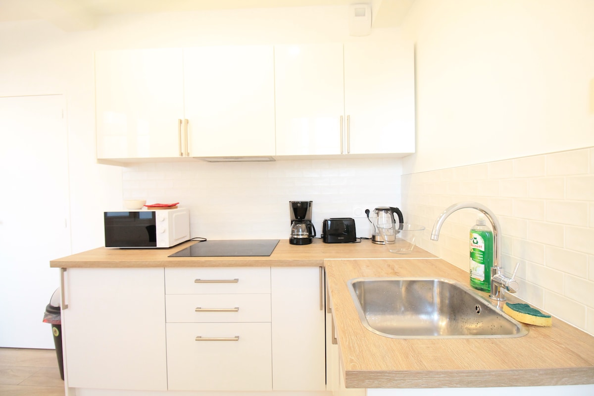 Cuisine — Cuisine moderne blanc bois avec électroménagers