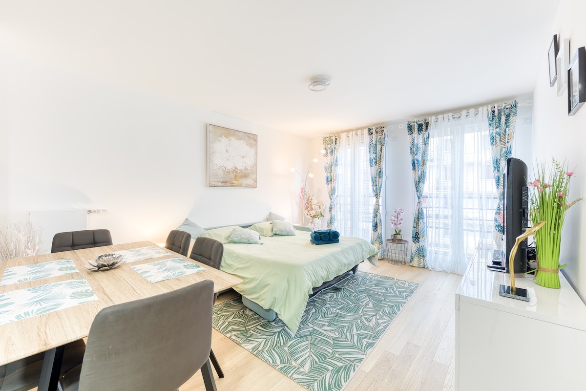 Chambres — Lit vert clair, bureau bois, rideau bleu tropical, lumineux