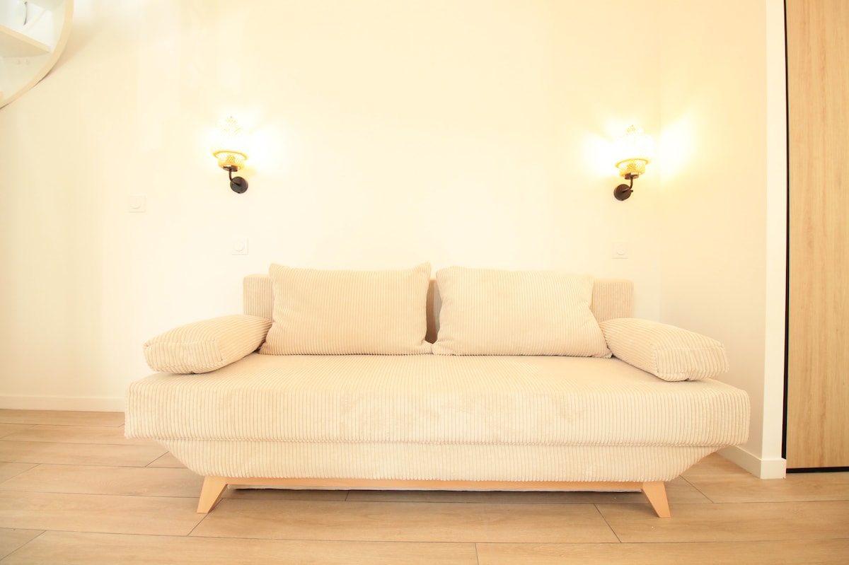 Salon & séjour — Canapé beige clair moderne élégant