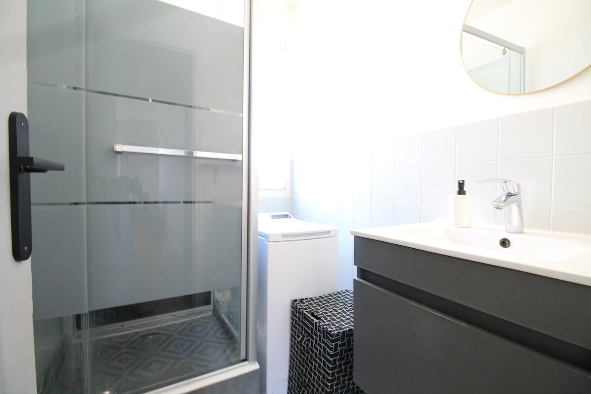 Salle de bain — Salle de bain moderne avec douche et lavabo