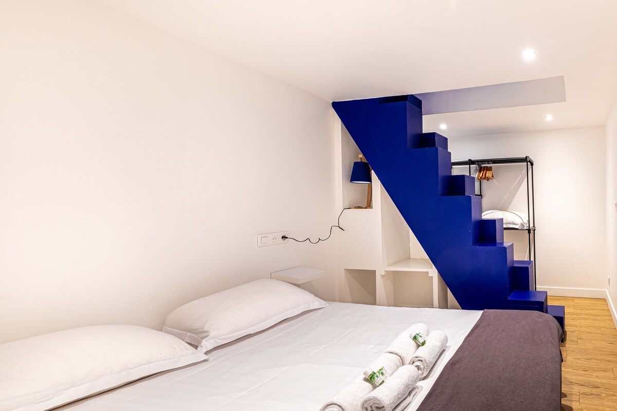 Chambres — Chambre avec escalier bleu intégré