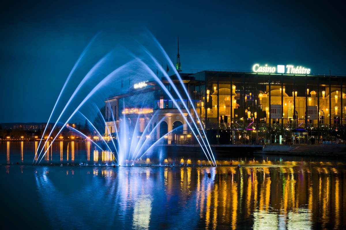 Extérieur — Fontaine illuminée devant Casino Théâtre