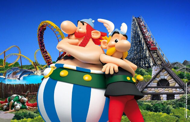 Extérieur — Parc d'attractions avec sculptures géantes colorées