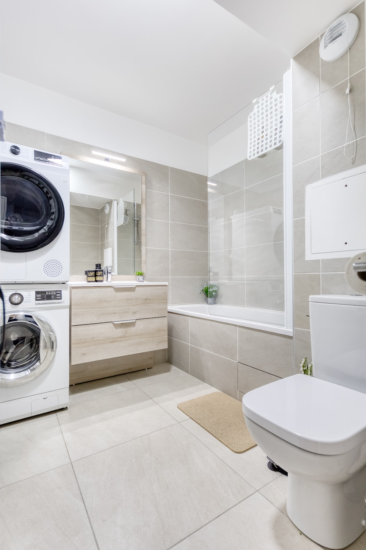 Salle de bain — Salle de bain moderne avec buanderie intégrée
