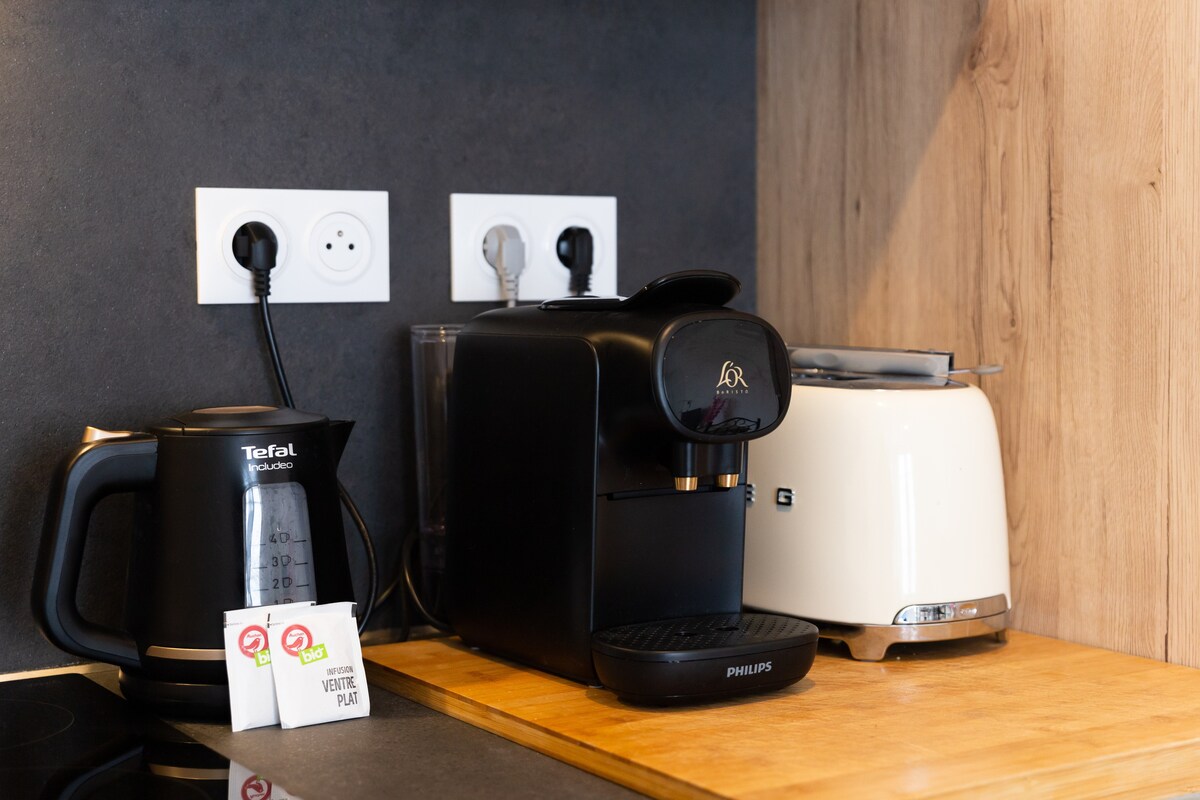 Cuisine — Coin café avec électroménagers noirs et blancs