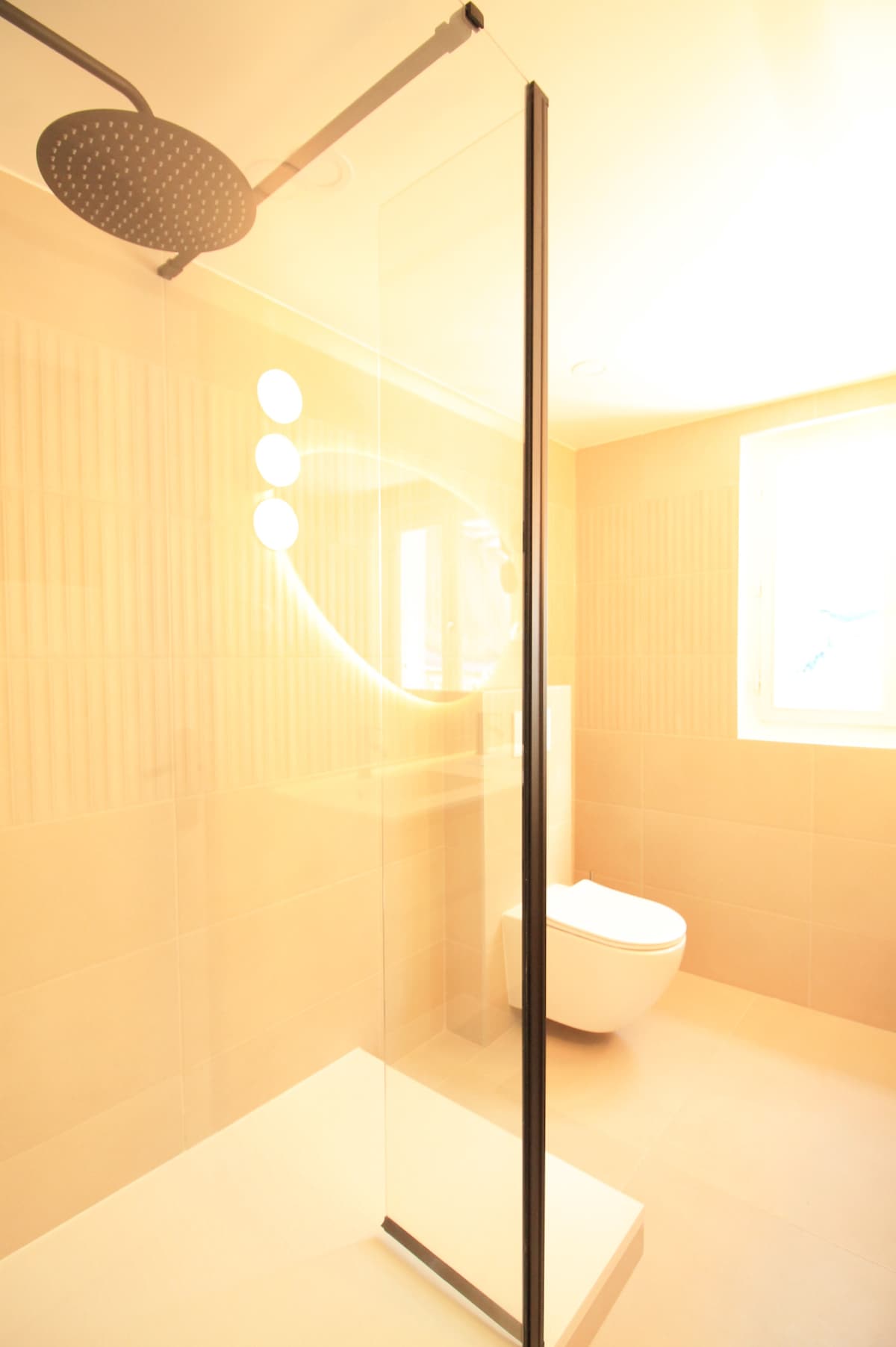Salle de bain — Douche moderne avec mitigeur et toilettes
