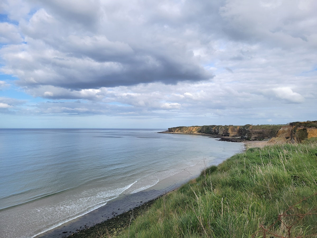 Vues — Plage côtière avec falaises rocheuses