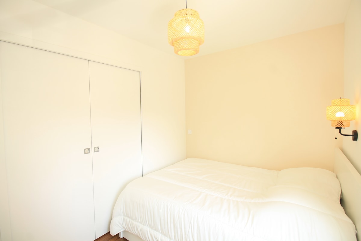 Chambres — Chambre minimaliste avec lit blanc
