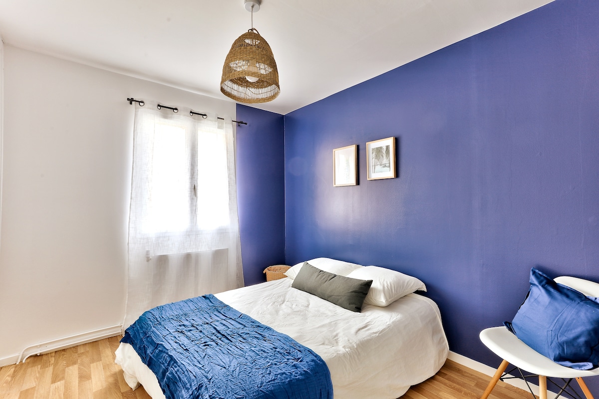 Chambres — Chambre avec murs bleus et lit blanc