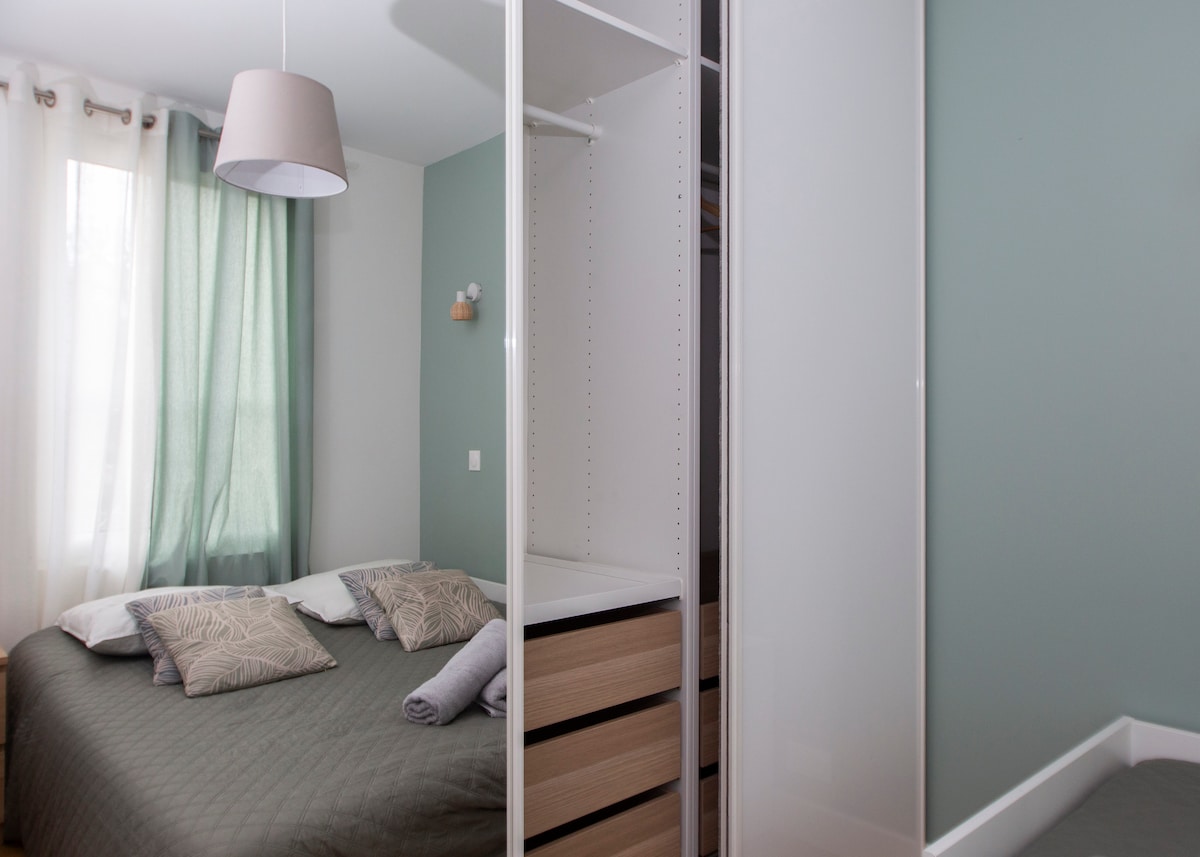 Chambres — Chambre avec lit et armoire miroir