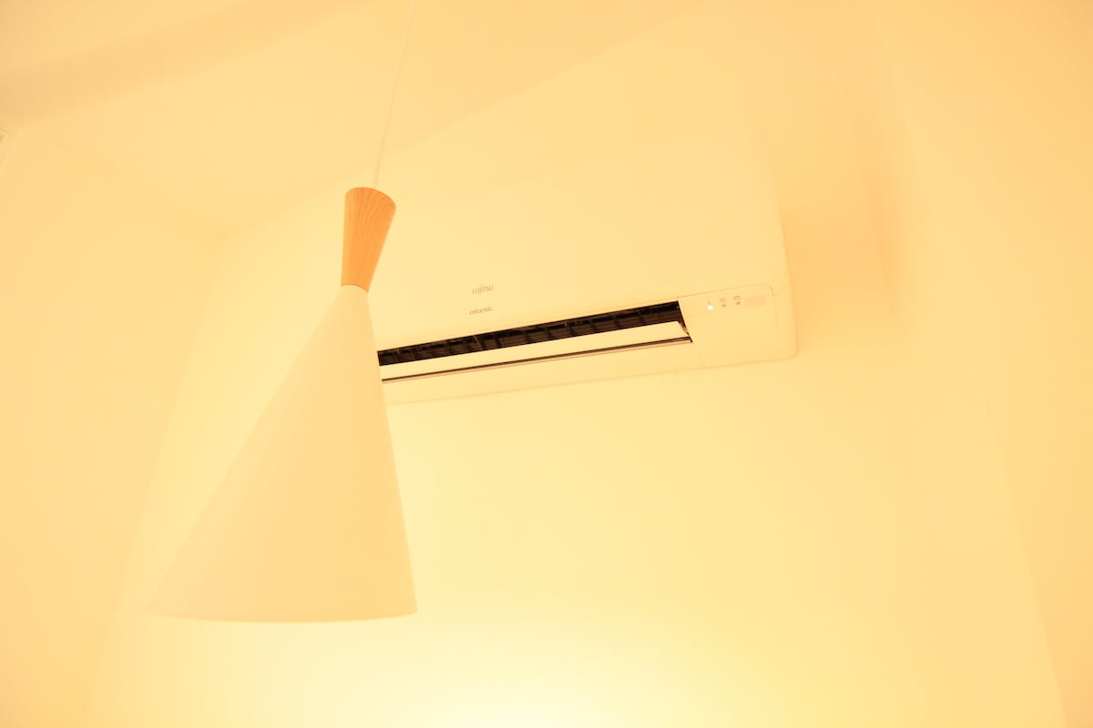 Cuisine — Climatiseur mural blanc avec brosse