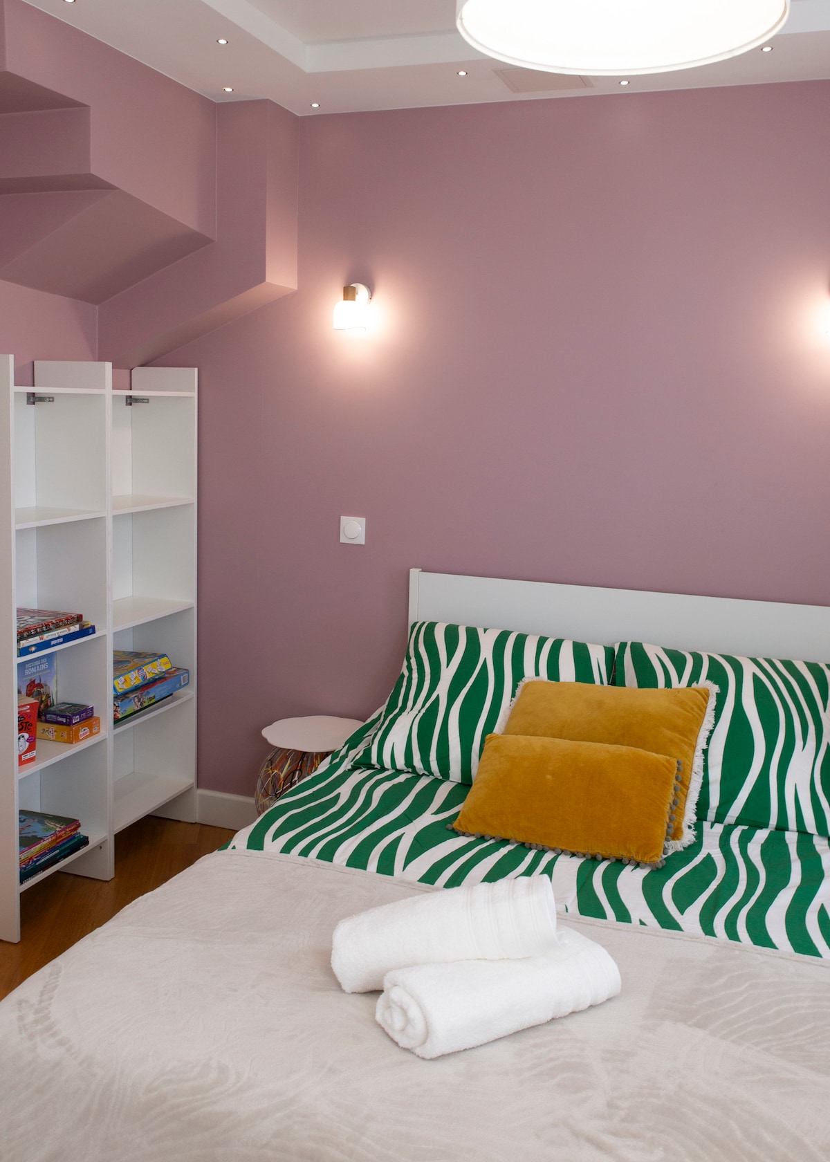 Chambres — Chambre enfant avec lit et étagères blanches