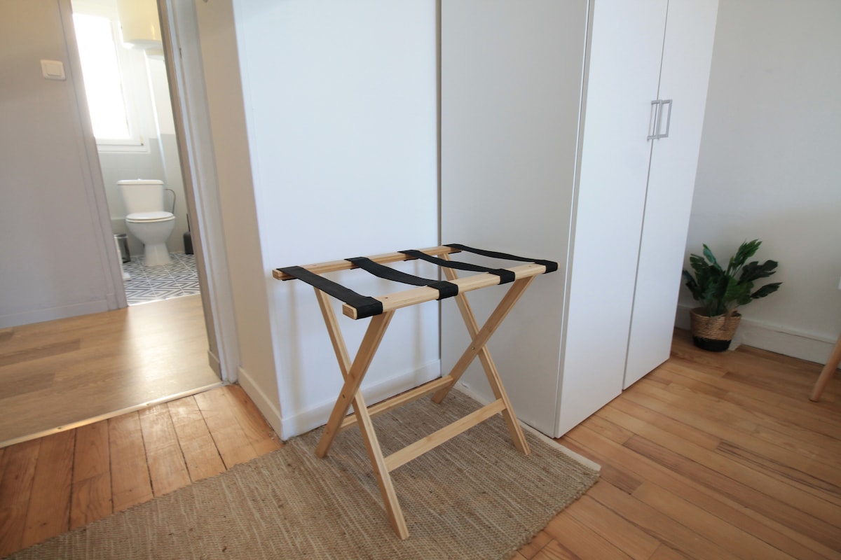 Chambres — Chambre avec porte-bagages pliant en bois