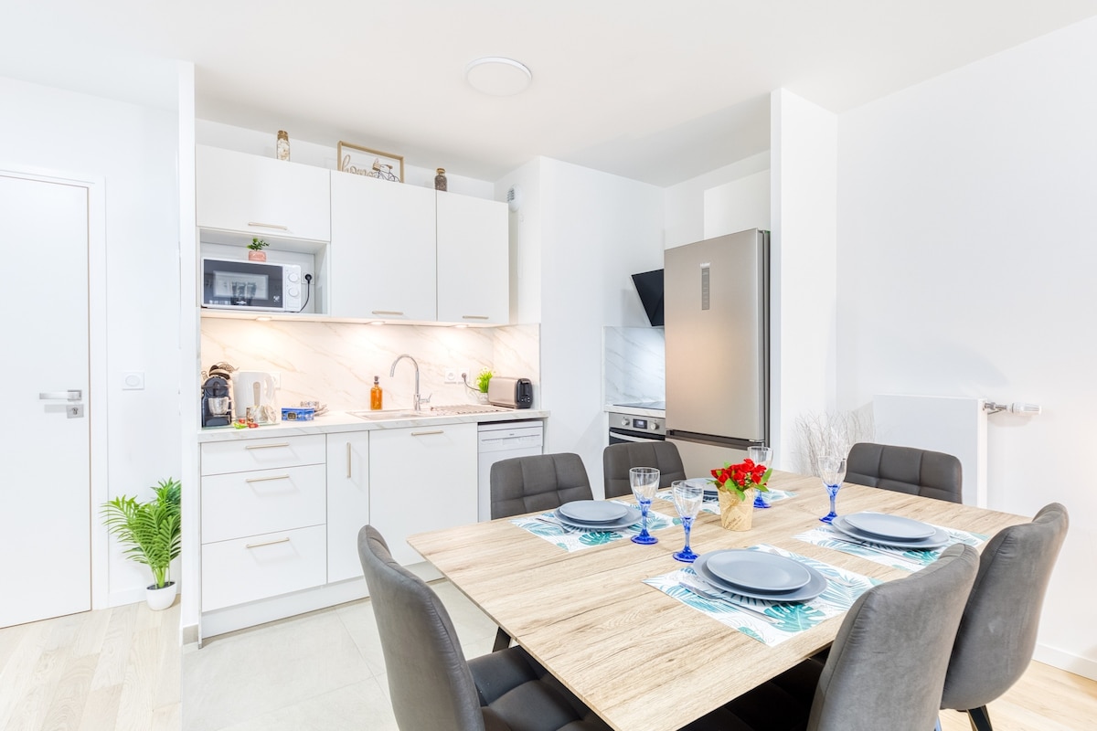 Cuisine — Cuisine-salle à manger moderne, blanche, lumineuse, bien équipée