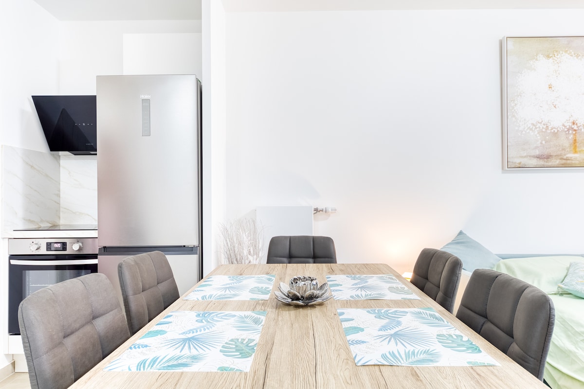 Cuisine — Cuisine ouverte sur salle à manger, lumière naturelle, moderne minimaliste