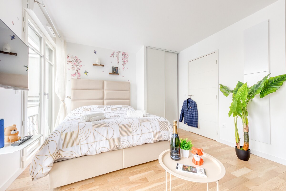 Chambres — Lumineuse, minimaliste, lit beige clair, plantes vertes décoratives