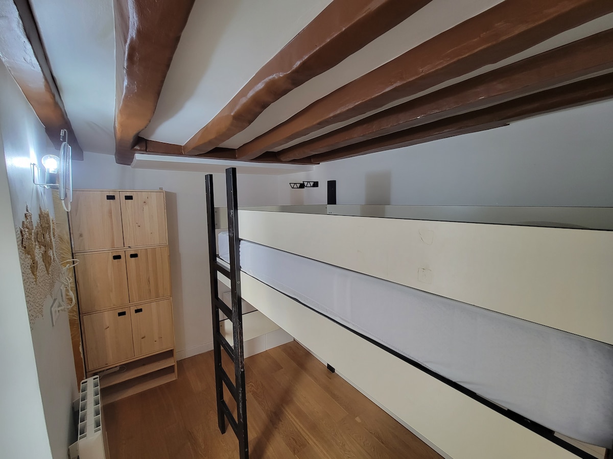 Chambres — Lits superposés, poutres bois, mobilier bois clair