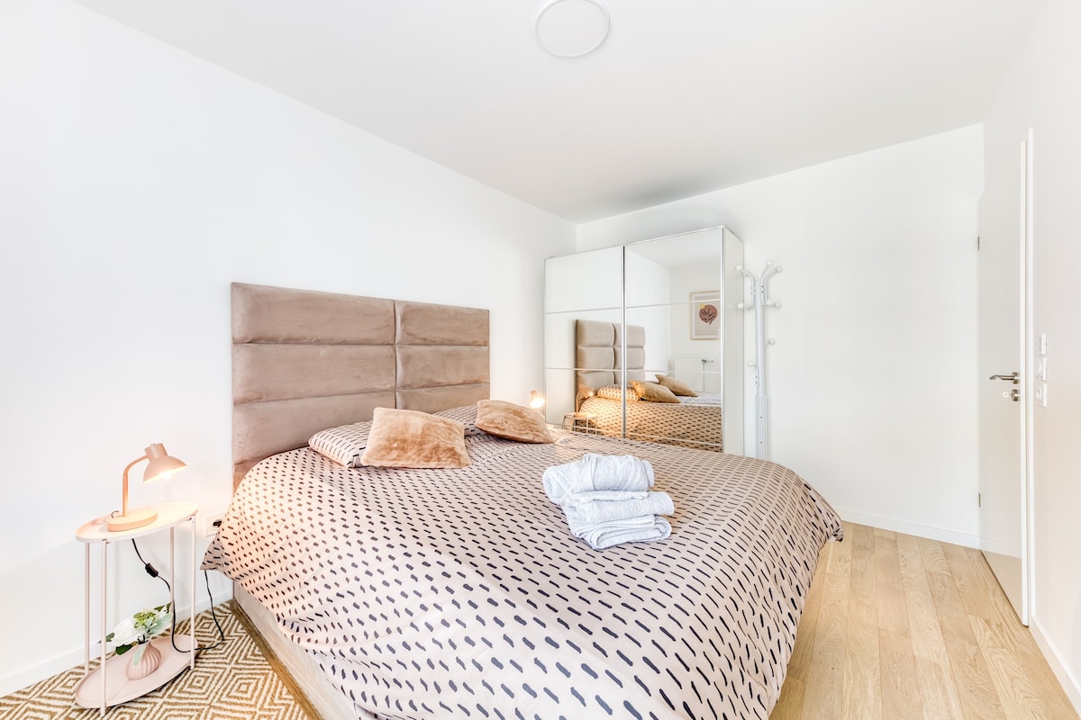Chambres — Chambre lumineuse, tête de lit rose poudré, miroir intégré