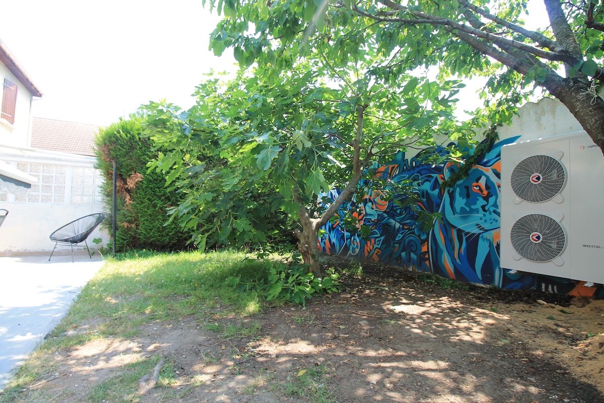 Extérieur — Jardin avec arbre, graffiti et climatisation