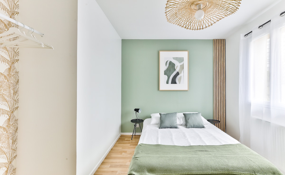 Chambres — Chambre moderne avec accent mur vert menthe