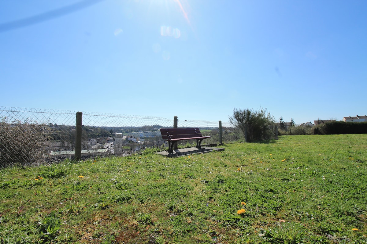 Extérieur — Parc avec banc et vue sur fleuve