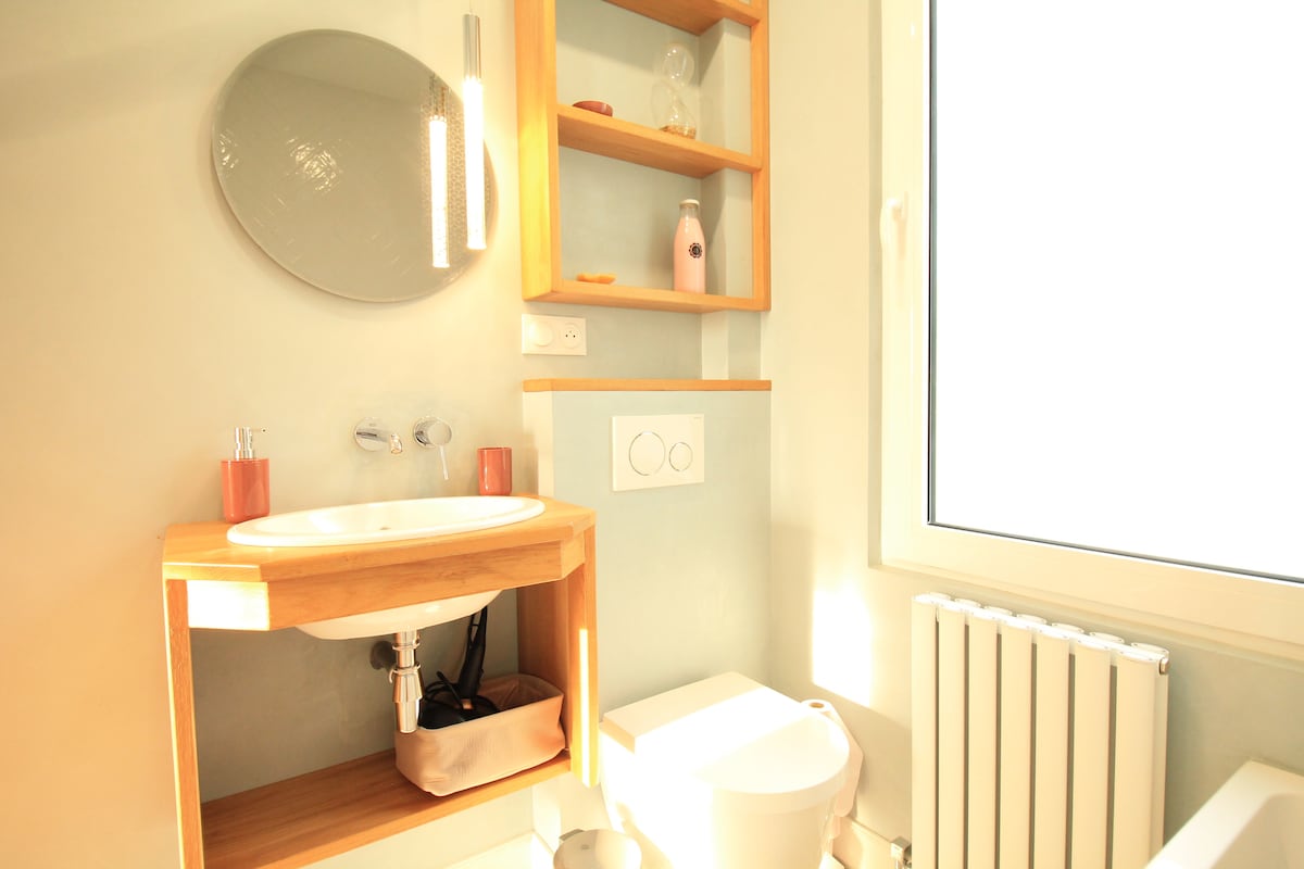 Salle de bain — Salle de bain moderne avec lavabo bois
