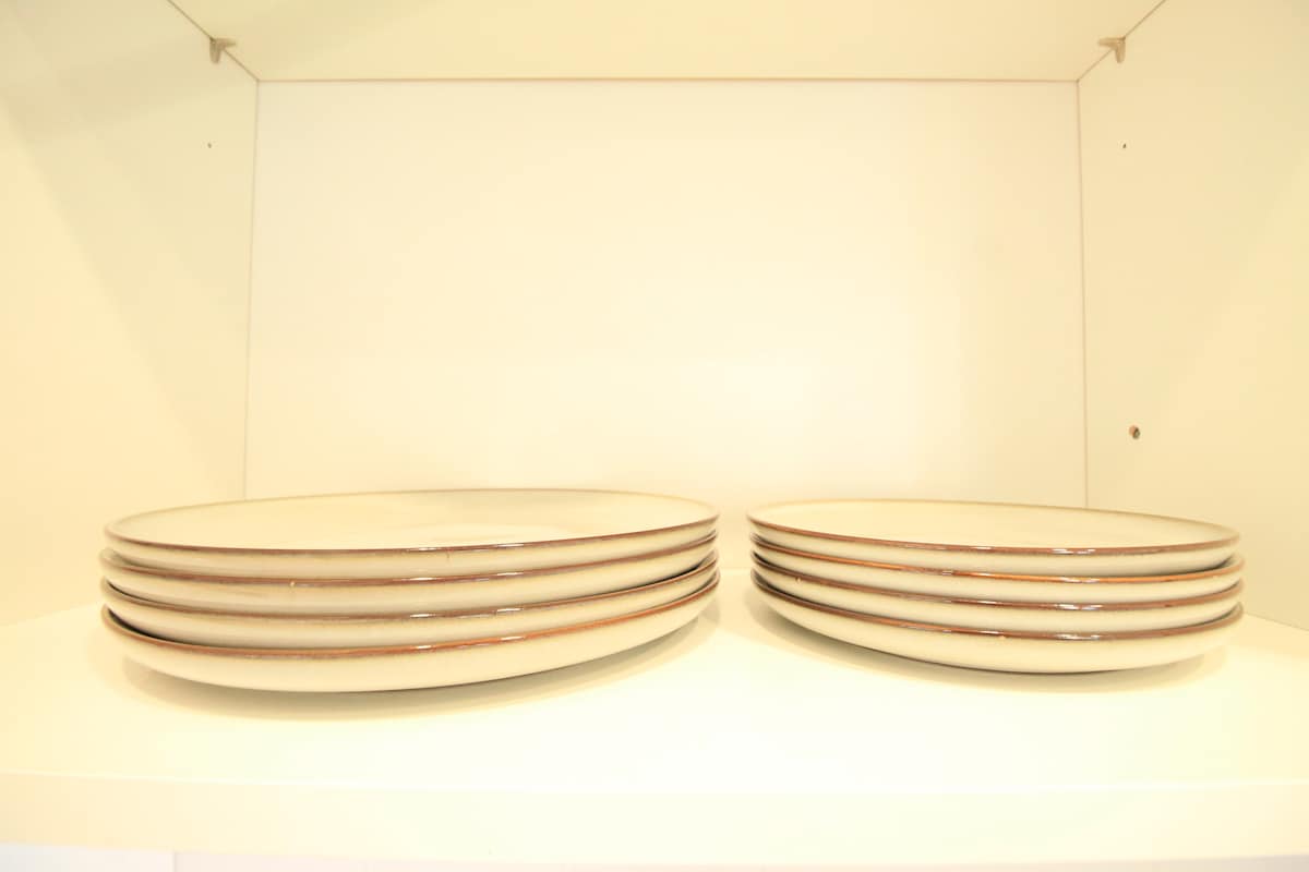 Cuisine — Assiettes empilées dans un placard