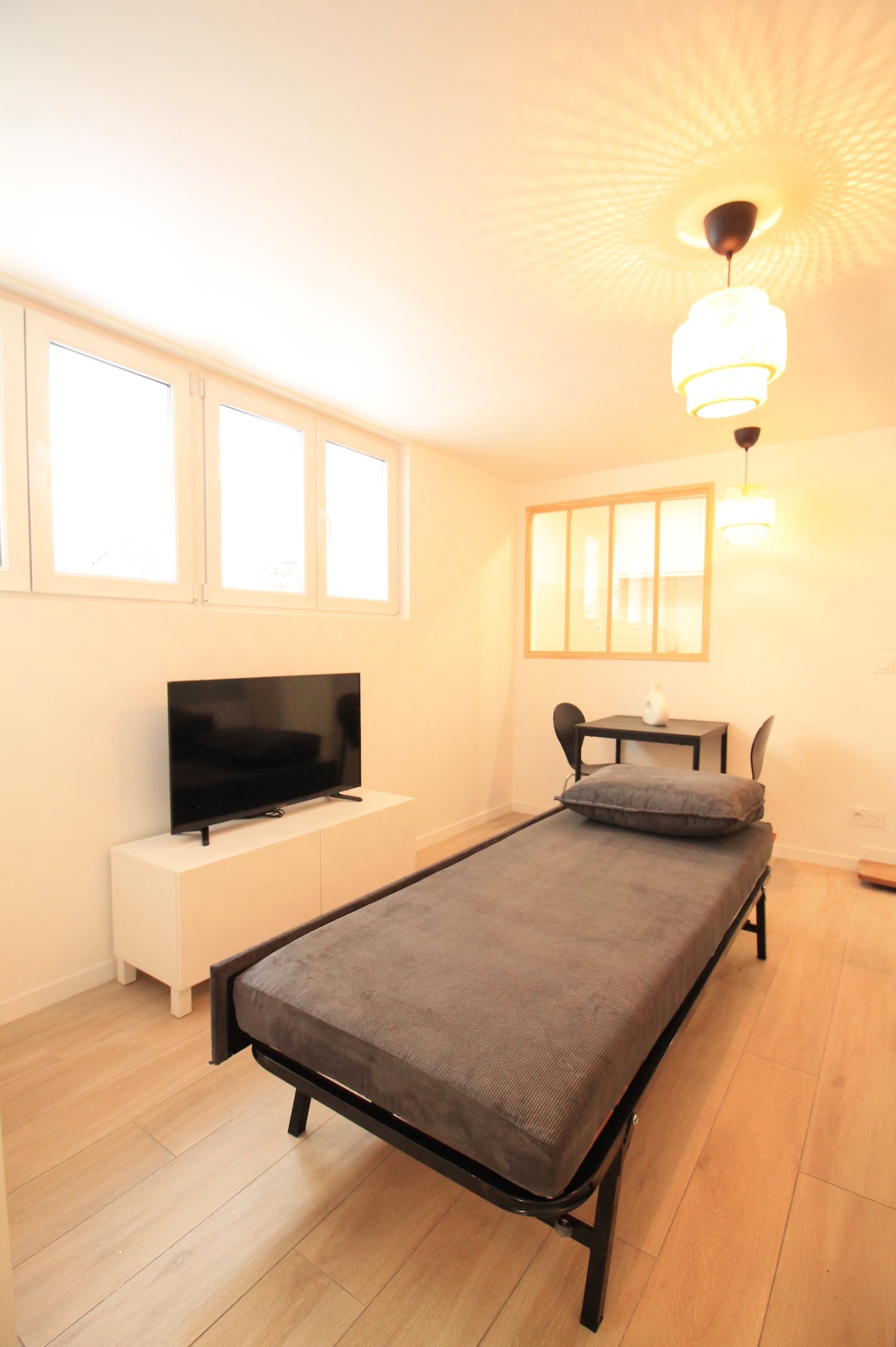 Chambres — Chambre avec lit simple et télévision