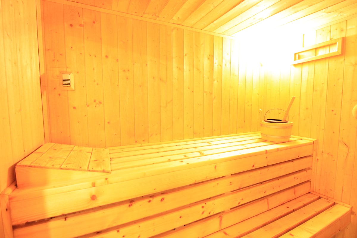 Et aussi — Intérieur de sauna en bois clair