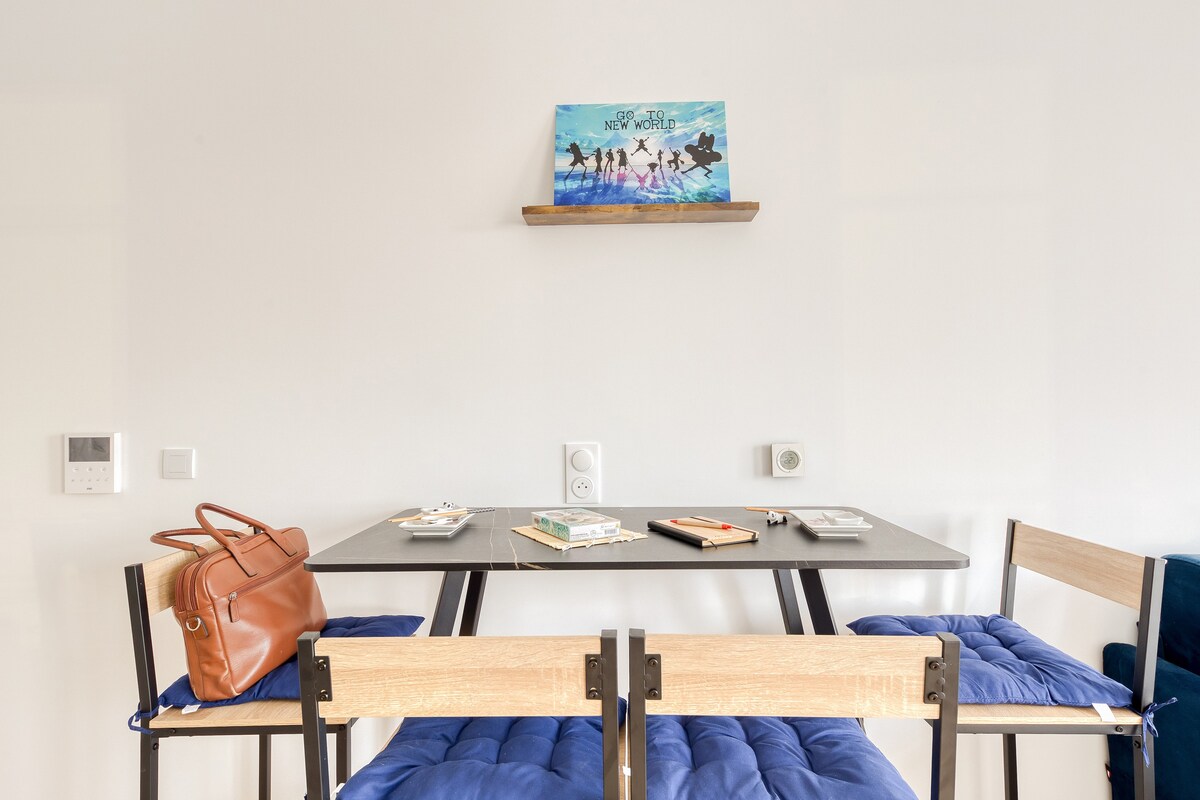 Chambres — Chambre minimaliste, lits superposés, bureau fonctionnel