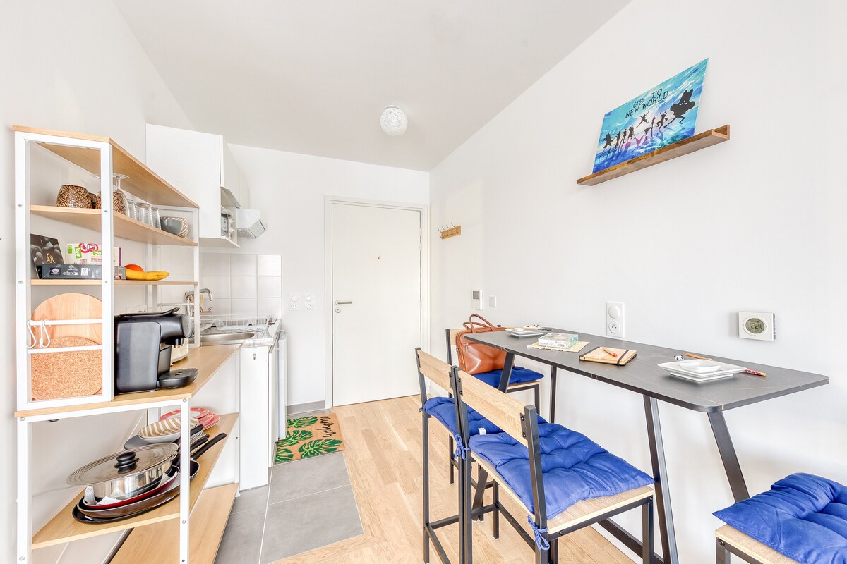 Cuisine — Kitchenette compacte, blanc et bois, lumineux et fonctionnel