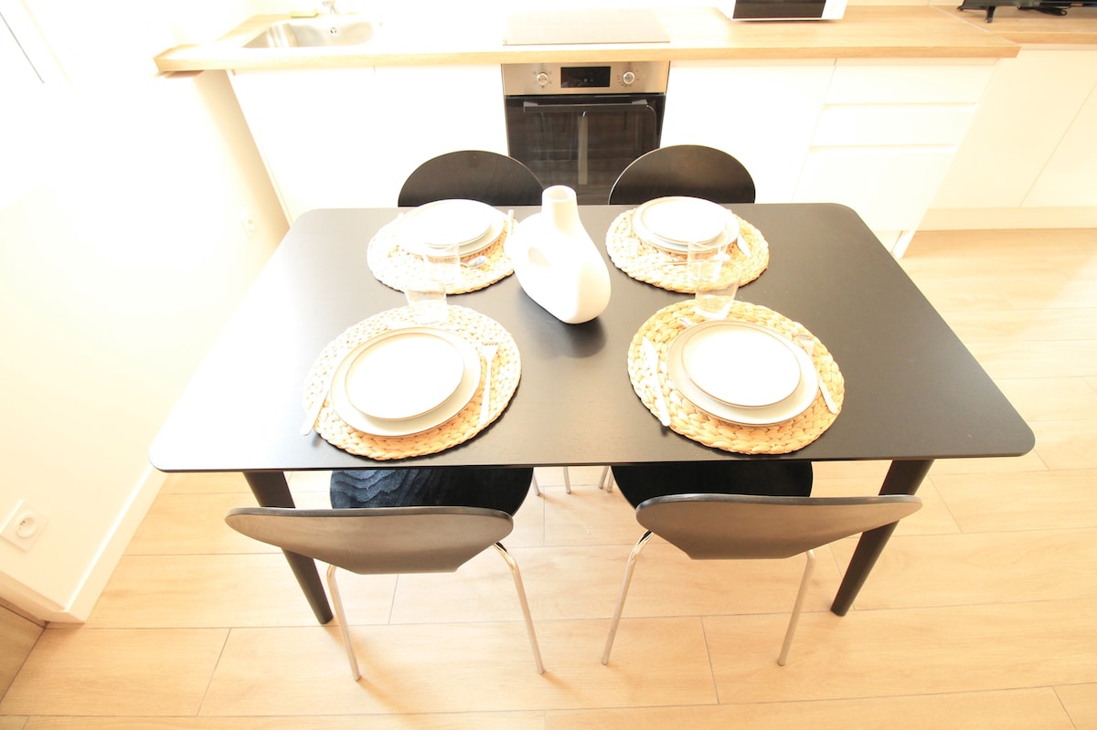 Cuisine — Table dressée avec quatre couverts