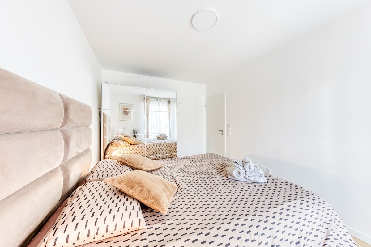 Chambres — Lit spacieux, miroir intégré, lumière naturelle douce