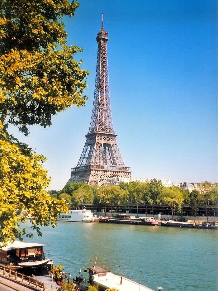Vues — Eiffel Tower overlooking Seine river Paris