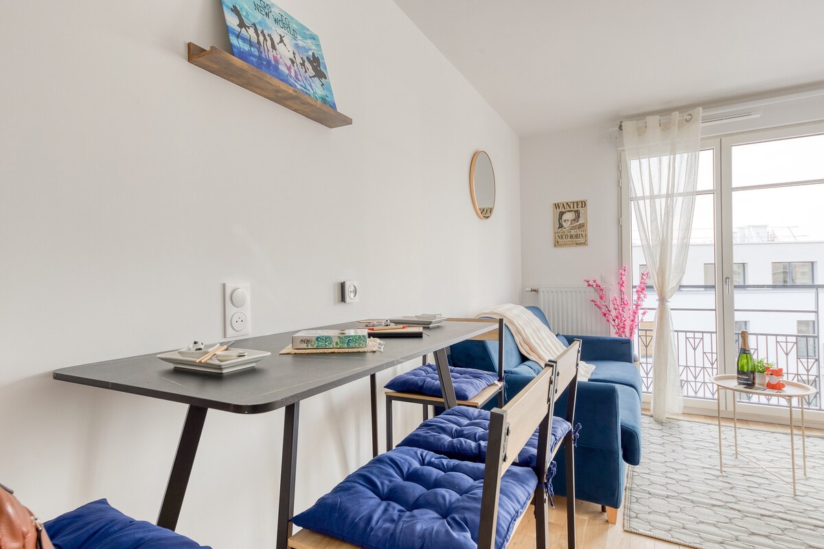 Chambres — Chambre lumineuse, lits jumeaux bleus, bureau gris minimaliste