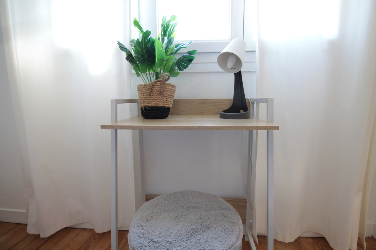 Chambres — Bureau minimaliste avec plante et lampe