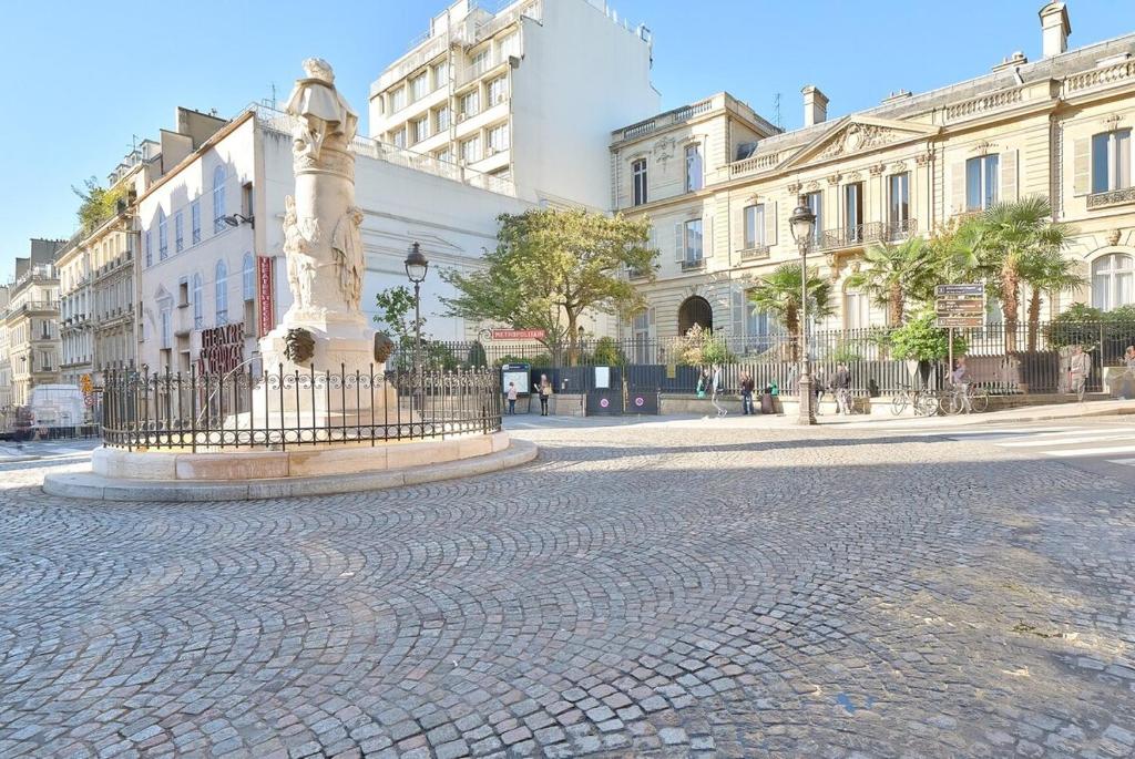 Extérieur — Place Saint-Georges, à deux pas