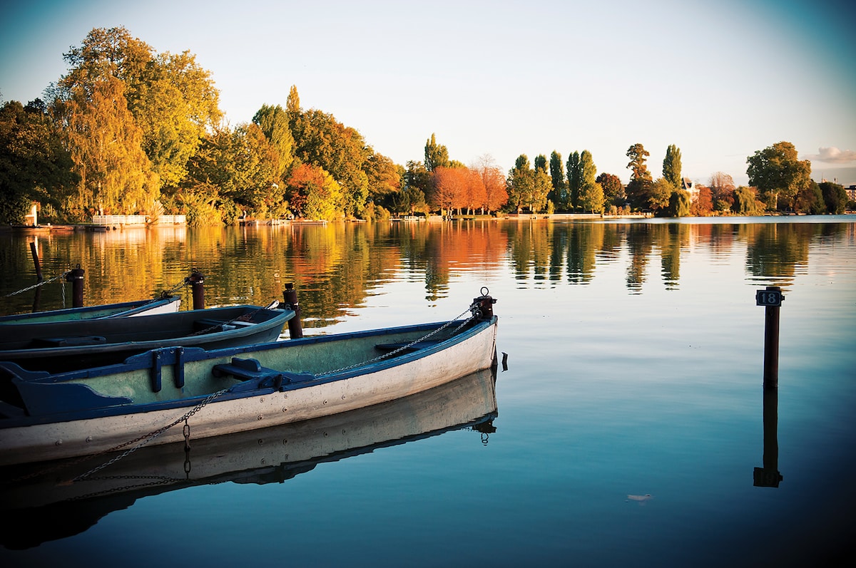 Extérieur — Bateaux amarrés au bord d'un lac