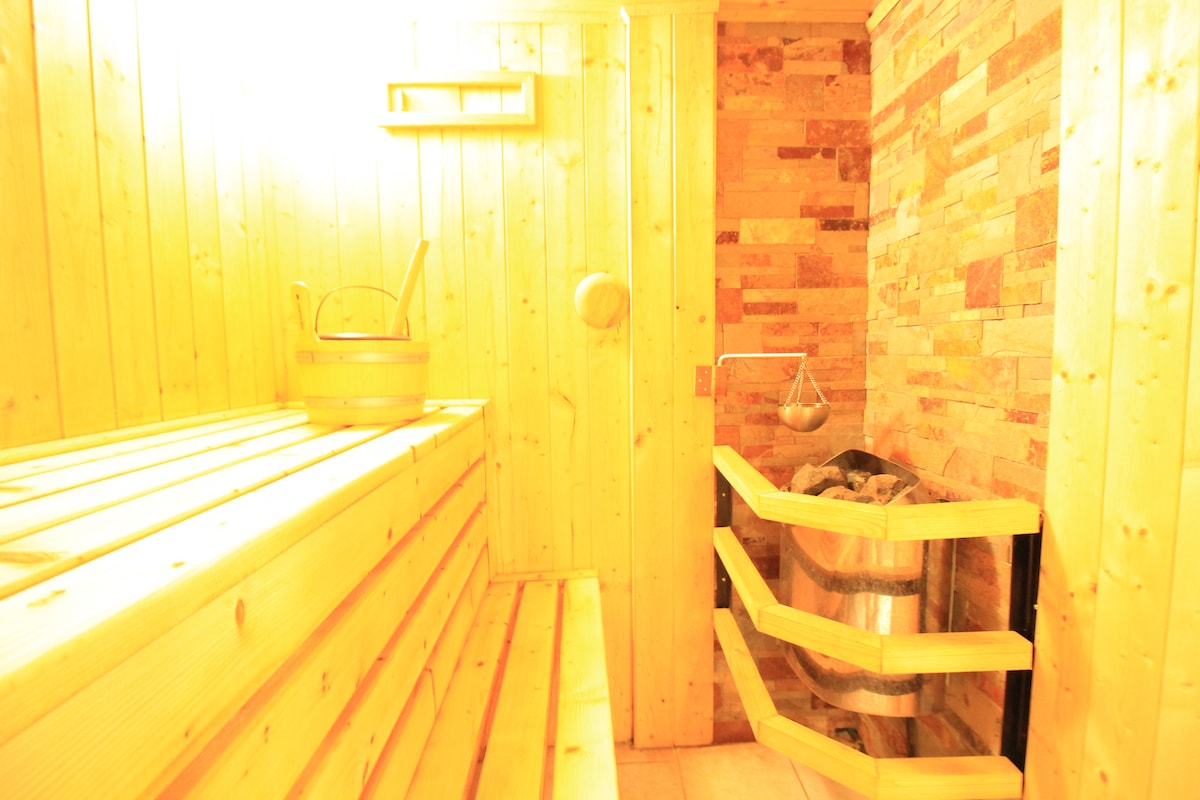 Et aussi — Sauna avec bancs en bois clair