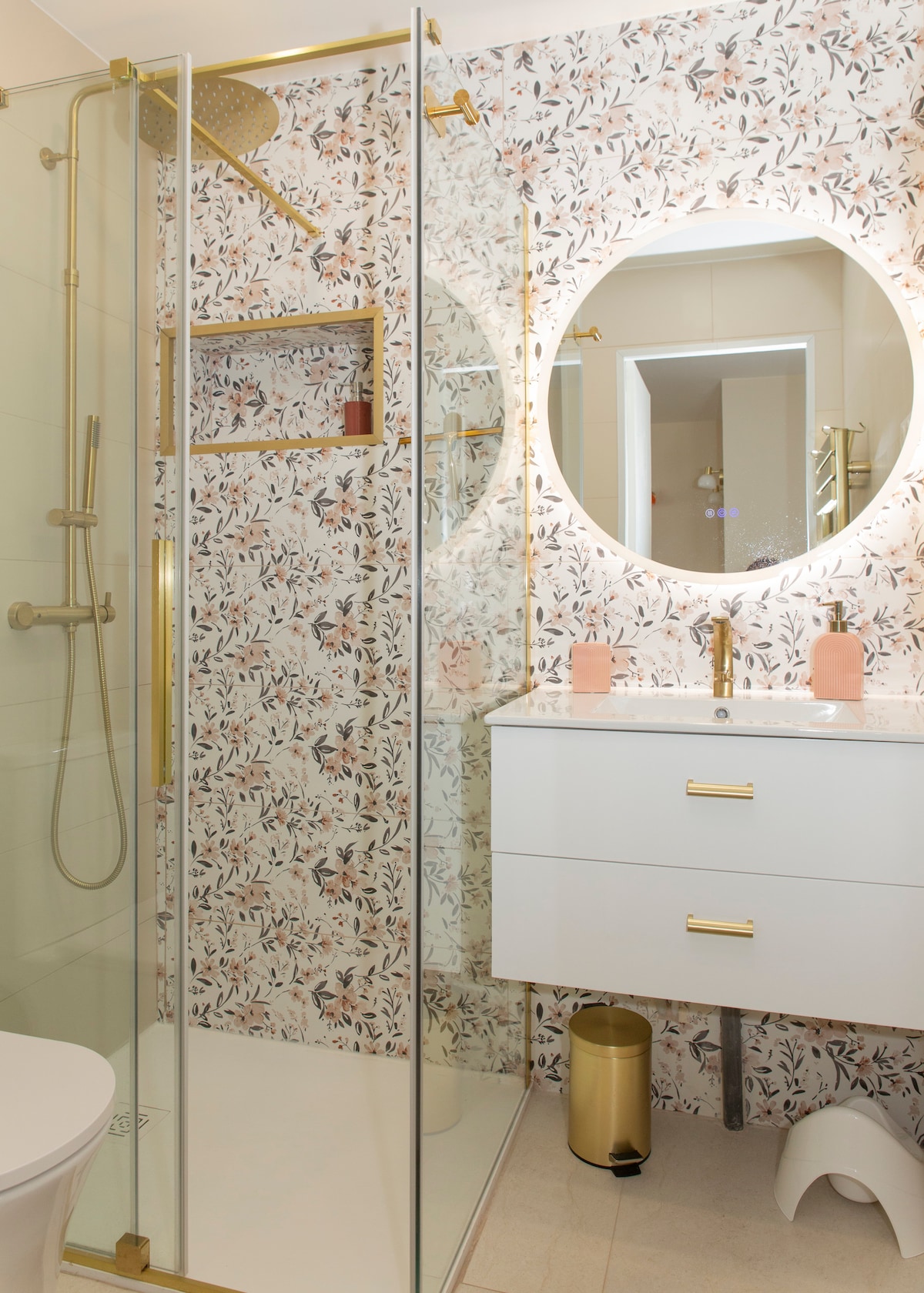 Salle de bain — Salle de bain moderne avec douche et lavabo