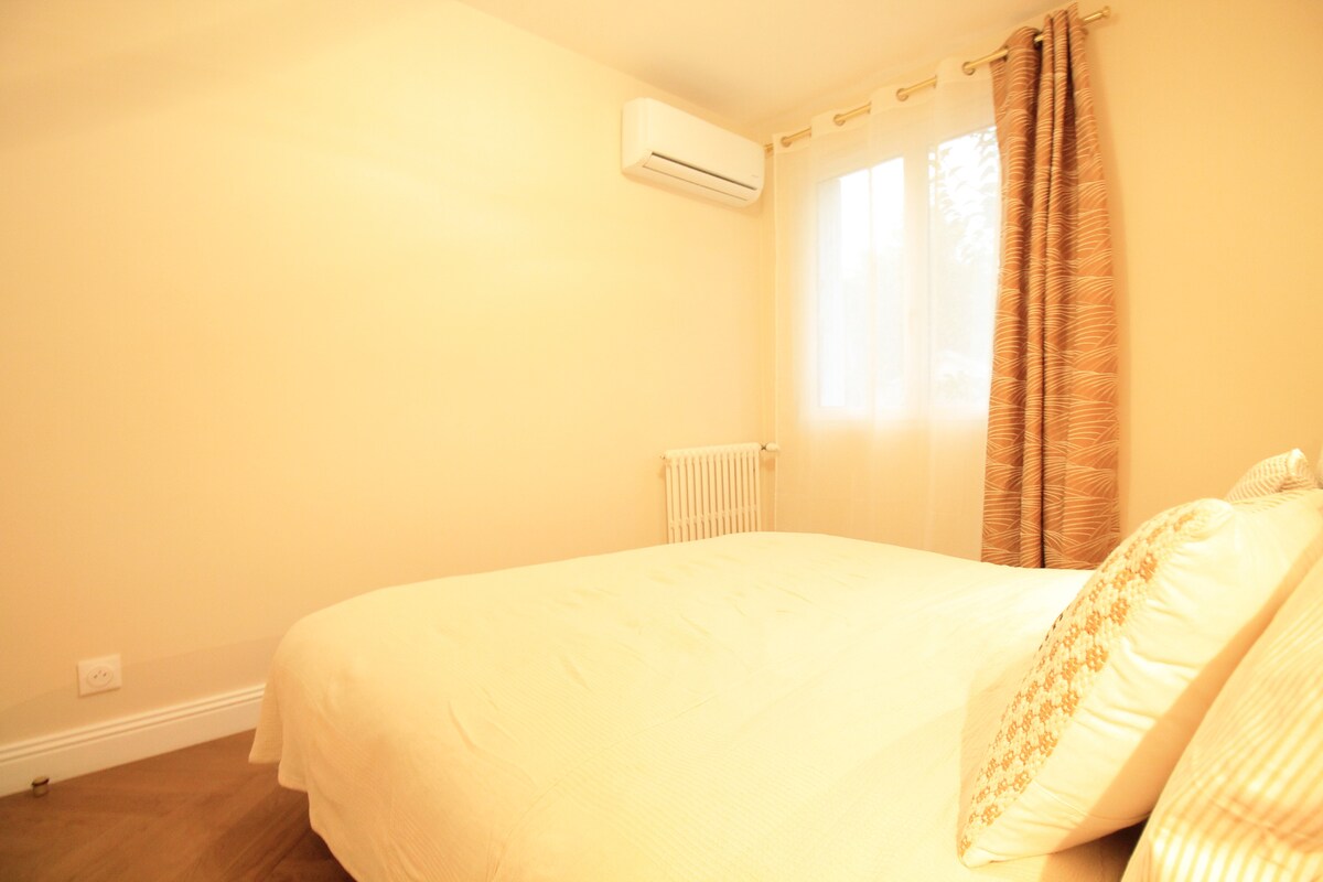 Chambres — Chambre lumineuse avec lit blanc