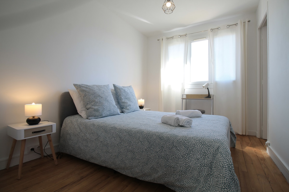 Chambres — Chambre moderne avec lit gris et fenêtres