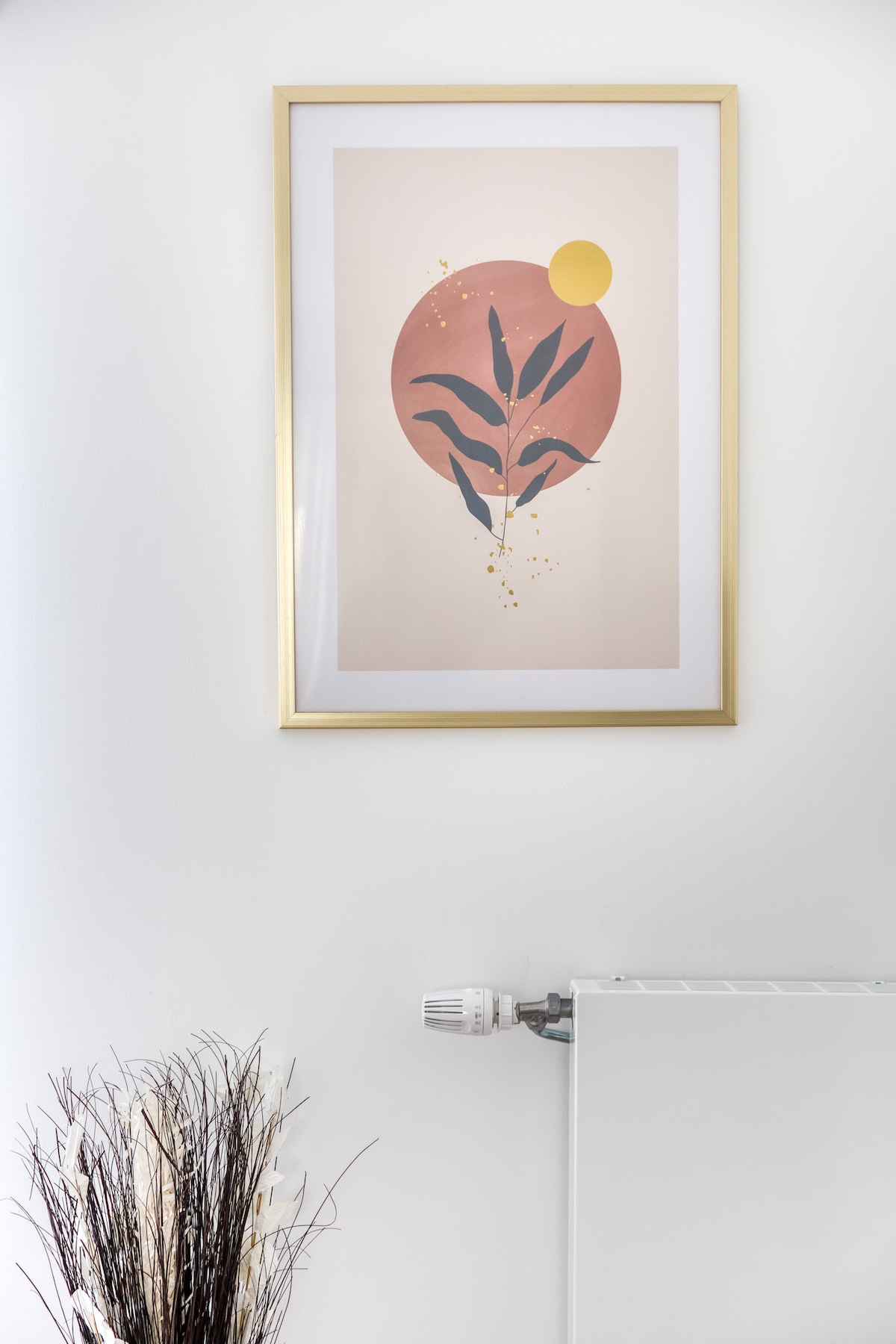 Couloir — Mur blanc épuré, radiateur, cadre doré