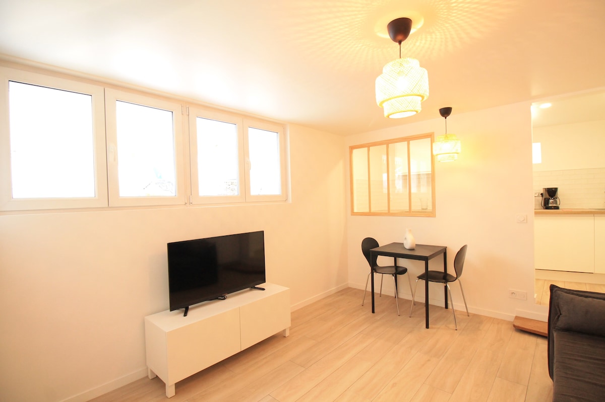 Salon & séjour — Salon moderne avec TV et table à manger