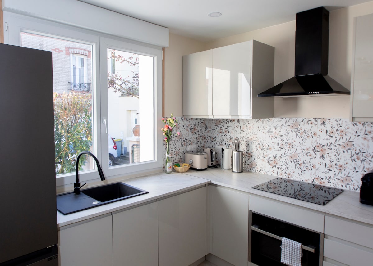 Cuisine — Cuisine moderne avec électroménagers noirs