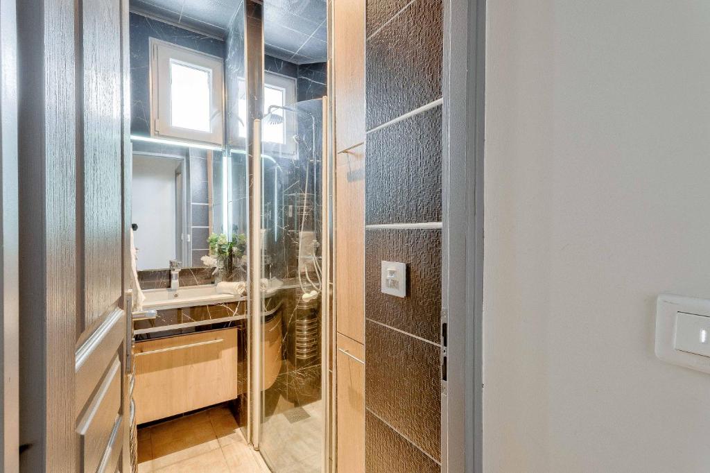 Salle de bain — Salle de bain moderne avec douche, miroir, lavabo bois
